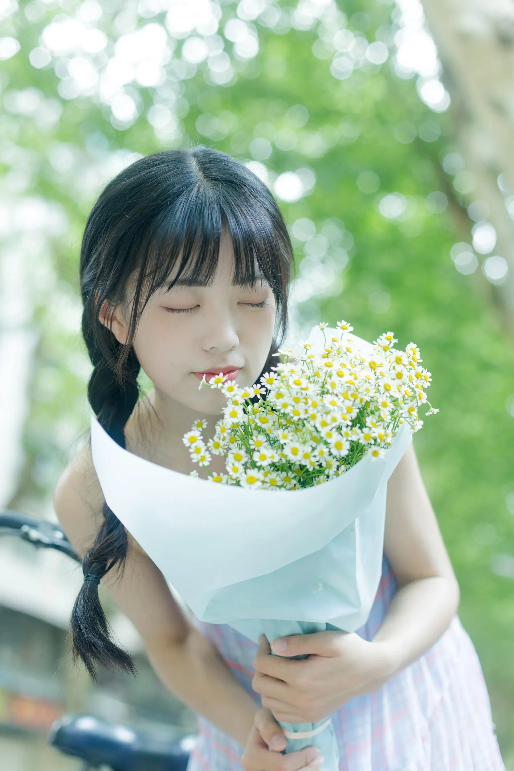 [YITUYU艺图语]2022.08.12 夏天是洋甘菊的气味 可爱泡泡呀 [33P]插图1